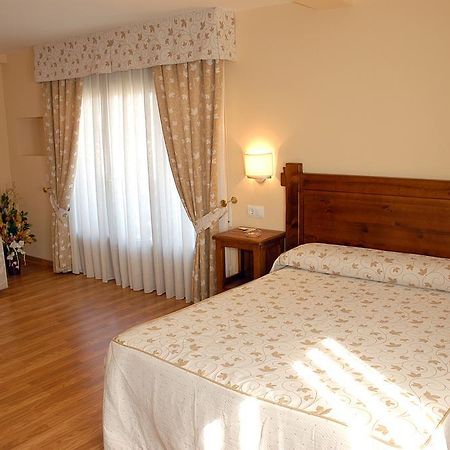 Aparthotel Tres Caminos El Grado Phòng bức ảnh