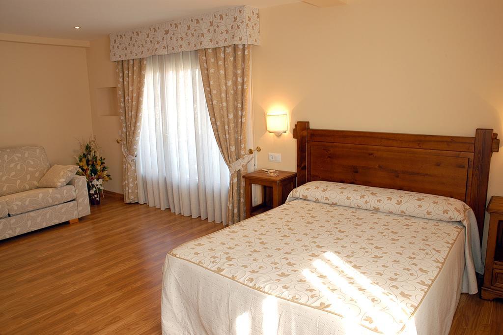 Aparthotel Tres Caminos El Grado Phòng bức ảnh